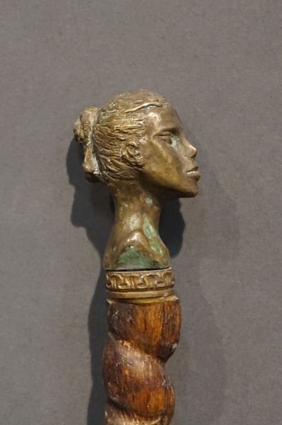 *Canne Canne torsadée à pommeau figurant une tête de femme en bronze et bague en...