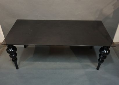 DESIGN Grande table à pieds perlés en résine laquée noir et plateau en verre fumé....