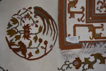 null Tapis indien à motifs bruns sur fond crème (taché). 270x182 cm