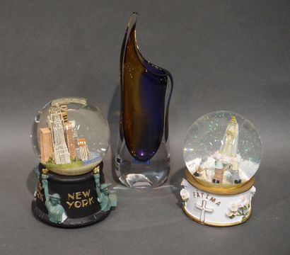 null Vase en cristal de Bohème (24,5 cm) et deux boules à neige ("Fatima" et "New...