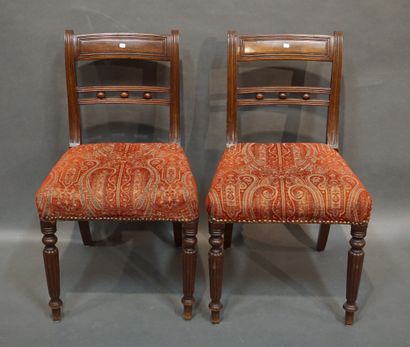 null Paire de chaises en bois naturel à pied à godrons garnies de tissu rouge. 84x50x50...
