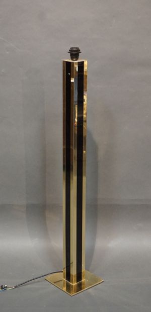 null Lampadaire en plastique noir et doré (usures). 110 cm