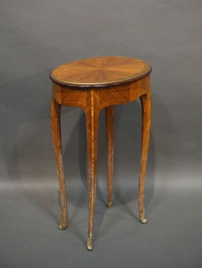 null Petite table ovale en bois de placage et pieds en bronze de style Louis XV (usures,...