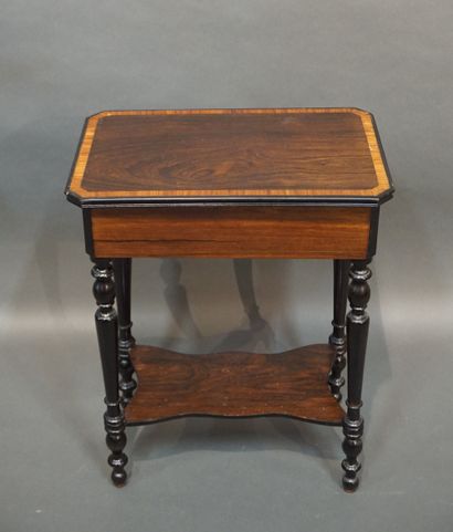 null Table à ouvrage à abattant en bois de placage (usures). 61x47,5x30 cm