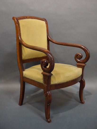 FAUTEUILS Paire de fauteuils à crosses garnis de velours jaune. Style XIXe. 90x59x60...
