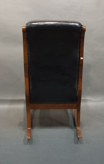 Rocking chair 
Rocking Chair en acajou garni de cuir noir. Travail anglais ancien....