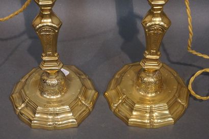 null Paire de bougeoirs en bronze de style Louis XV. 36 cm