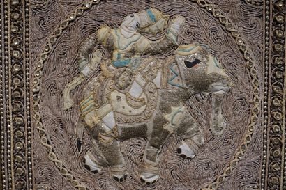 null Broderie asiatique: "Eléphant et son cornac". 50x47 cm