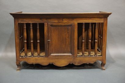null Panetière en bois naturel de style Louis XV. 62x104x49,5 cm