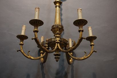 LUSTRE Lustre en bronze à six bras de lumière. 100x65 cm