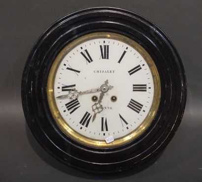 null Horloge ronde en bois noirci Chizalet à Roanne. 38 cm