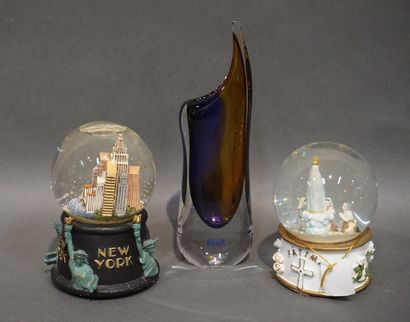 null Vase en cristal de Bohème (24,5 cm) et deux boules à neige ("Fatima" et "New...