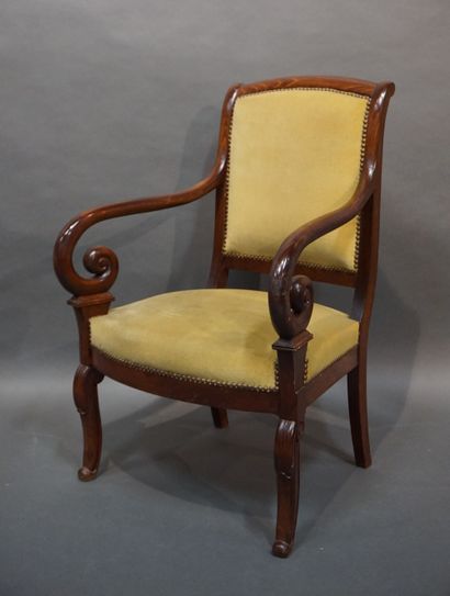FAUTEUILS Paire de fauteuils à crosses garnis de velours jaune. Style XIXe. 90x59x60...