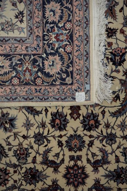 null Tapis en laine sino-persan à décor végétal sur fond crème et bordure rose. 280x185...