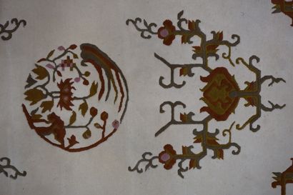 null Tapis indien à motifs bruns sur fond crème (taché). 270x182 cm