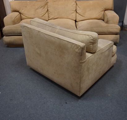 null 
 Canapé et deux fauteuils en alcantara beige (état d'usage). Canapé 80x230x100cm....