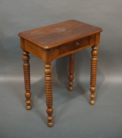 null Petite table rectangulaire en placage d'acajou à un tiroir et pieds en bois...