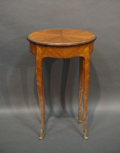 null Petite table ovale en bois de placage et pieds en bronze de style Louis XV (usures,...