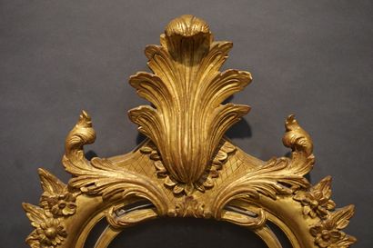 MIROIR Mirror with parecloses and pediment, in gilded and carved wood with flowers...