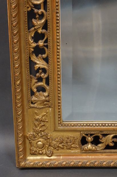 MIROIR Gilded and carved wood mirror with openwork frame, decorated with friezes...