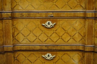 COMMODE Chest of drawers in checkerboard veneer and mahogany; rectangular in shape,...