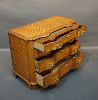 COMMODE Chest of drawers in checkerboard veneer and mahogany; rectangular in shape,...