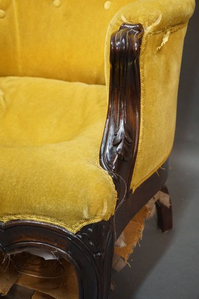 Mobilier de salon 
Two bergères and four chairs in carved wood upholstered with yellow...