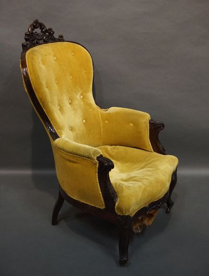 Mobilier de salon 
Two bergères and four chairs in carved wood upholstered with yellow...