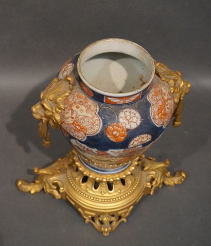 null Vase en porcelaine asiatique à décor Imari et monture en bronze doré, ajourée...