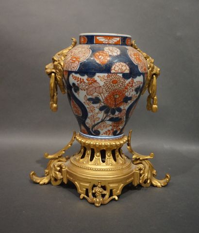  Vase en porcelaine asiatique à décor Imari et monture en bronze doré, ajourée et...