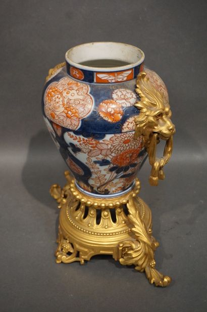  Vase en porcelaine asiatique à décor Imari et monture en bronze doré, ajourée et...