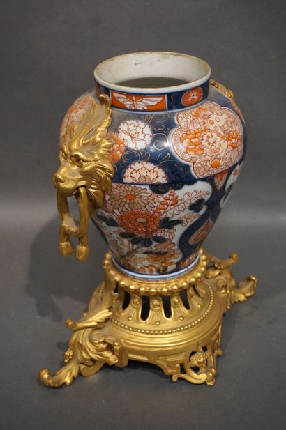 null Asian porcelain vase with Imari decoration and gilded bronze mount, openwork...