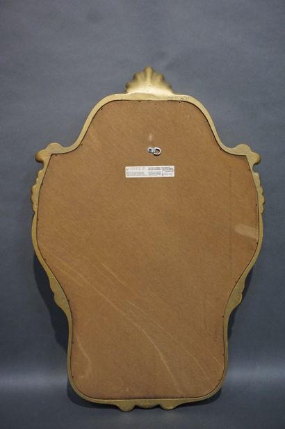 MIROIR Miroir polylobé doré de style Louis XV. 74x50 cm