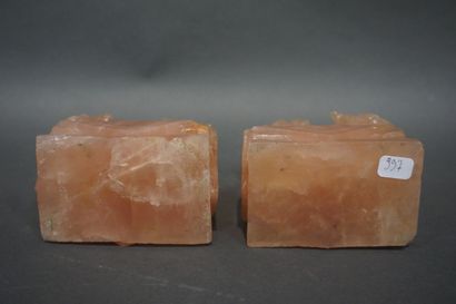 ASIE Paire de statuettes asiatiques: "Chiens de fô" en quartz rose. 14 cm