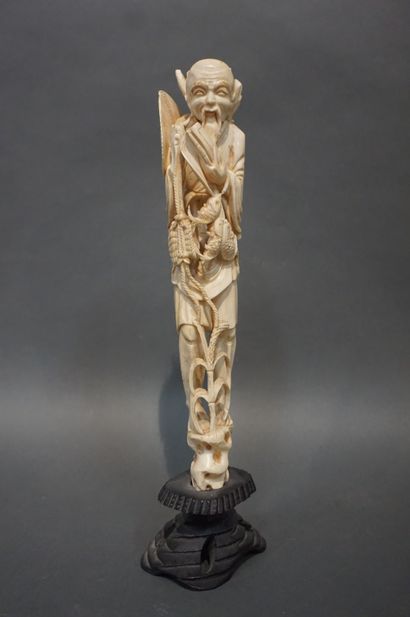 ASIE Figurine asiatique: "Homme au fagot et aux poissons" (manques). 24 cm