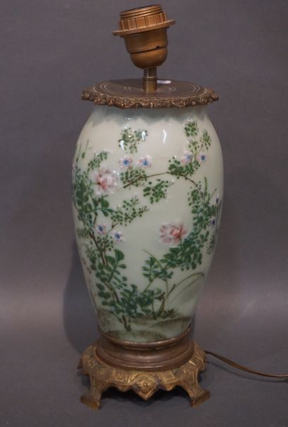 Lampe en porcelaine asiatique à décor végétal...