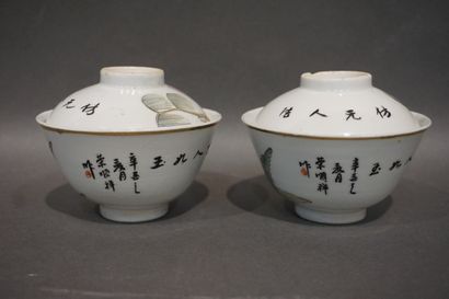 ASIE 
Paire de bols couverts en porcelaine chinoise à décor d'élégantes et de calligraphie...