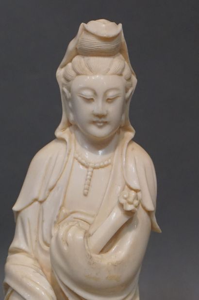 ASIE Figurine asiatique: "Kwanin assise". Signé. 15 cm