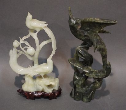 ASIE Deux statuettes asiatiques: "Oiseaux" en pierre dure verte (manques, accidents)....