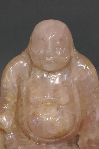 ASIE Statuette asiatique: "Bouddha assis" en quartz rose. 14x13 cm