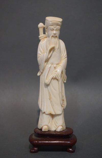 ASIE Statuette asiatique: "Homme barbu à l'épée" en ivoire. 13 cm