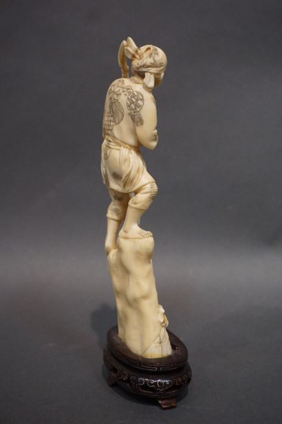 ASIE Asian statuette: "Man with a pole holding a tortoise". 20 cm