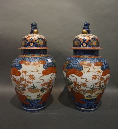 CHINE Paire de vases couverts en porcelaine chinoise à décor de lapins dans des paysages....