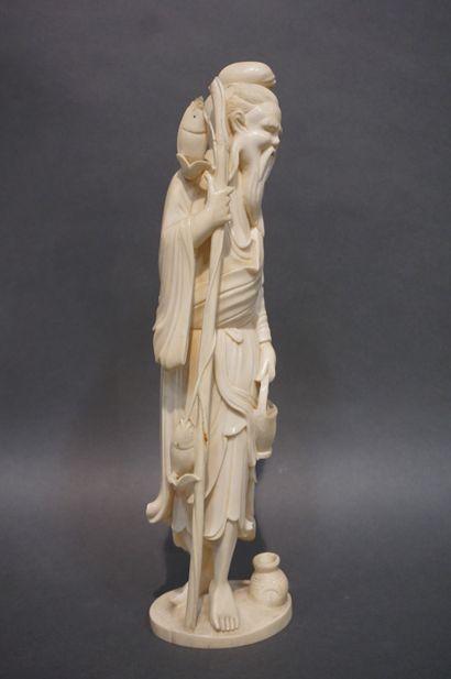 ASIE Statuette asiatique en ivoire: "Pêcheur au panier". 30 cm