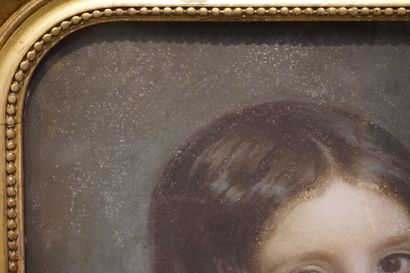 null Ecole XIXe: "Portrait d'enfant", pastel dans un cadre en bois doré et sculpté...