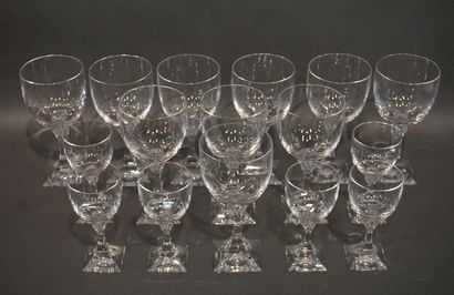 null Service de verres en cristal monogrammé P. de seize pièces: 10 verres à eau...