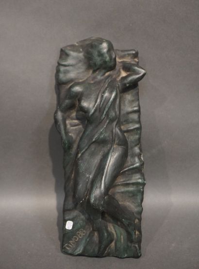 TINO "Femme étendue" en céramique à patine verte. Signé et daté 88. 8x33x14 cm