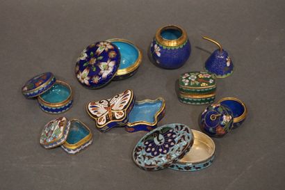 null Eight pill boxes in cloisonné enamel.