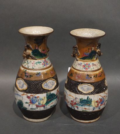 ASIE Paire de vases en faïence asiatique craquelée à décor de guerriers. 23,5 cm