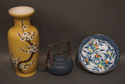 null Trois céramiques chinoises: vase à décor de fleurs de cerisier (26 cm), théière...
